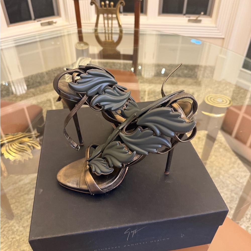 Giuseppe Zanotti  Elegant Olive  Green leather Argent Metal Wing Strappy Sandals